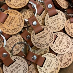 Llaveros de madera grabados con nombres, ideales como regalo de boda funcional y duradero
