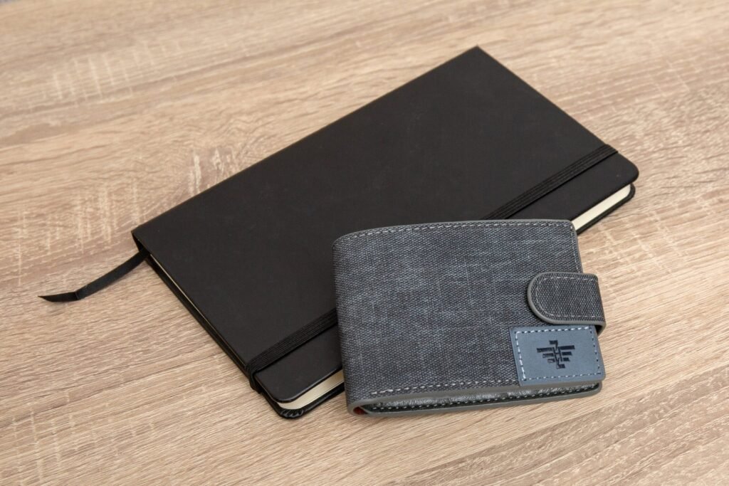 Una agenda o una cartera son típicos regalos de empresas corporativas