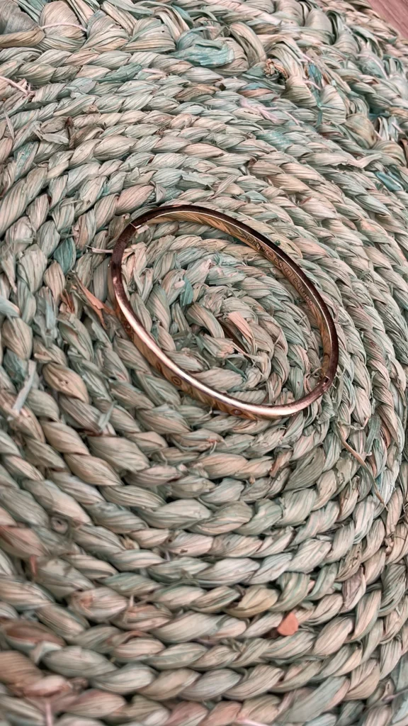 Una pulsera personalizada es buena opción para regalo de aniversario